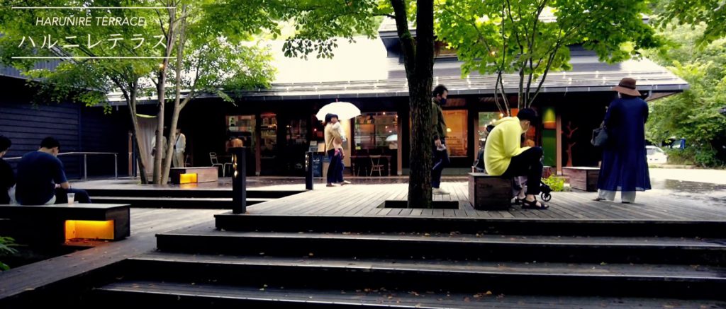 軽井沢の観光スポット「ハルニレテラス」は、雨でみ気持ちがい