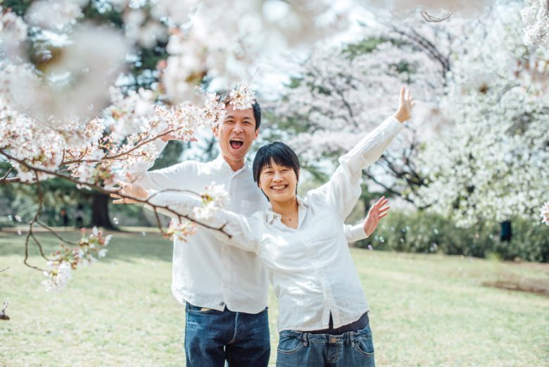 桜と夫婦の写真